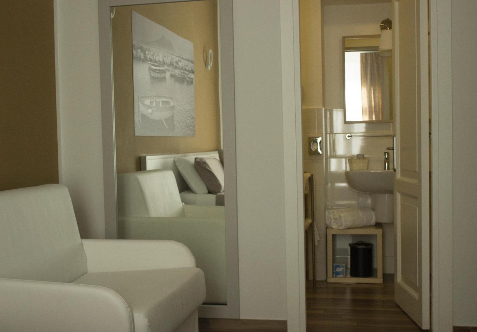 Rooms Stazione Centrale Наполи Стая снимка